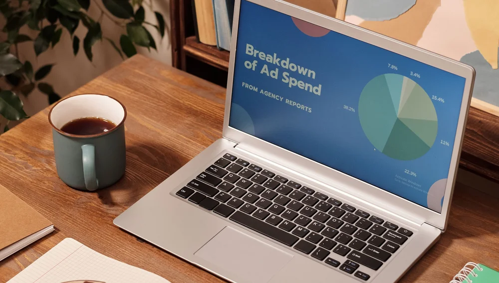 Perbandingan SEO dan iklan berbayar untuk bisnis Surabaya