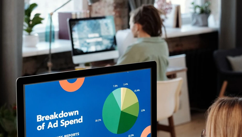 Monitor menampilkan dashboard laporan belanja iklan (ad spend)