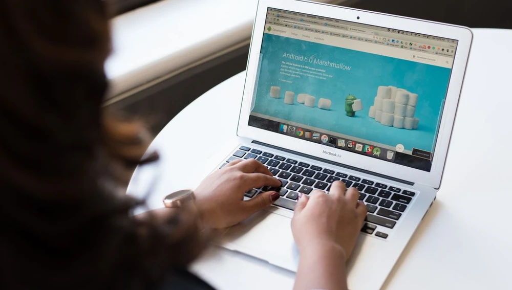 Laptop menampilkan halaman website yang sedang dikelola