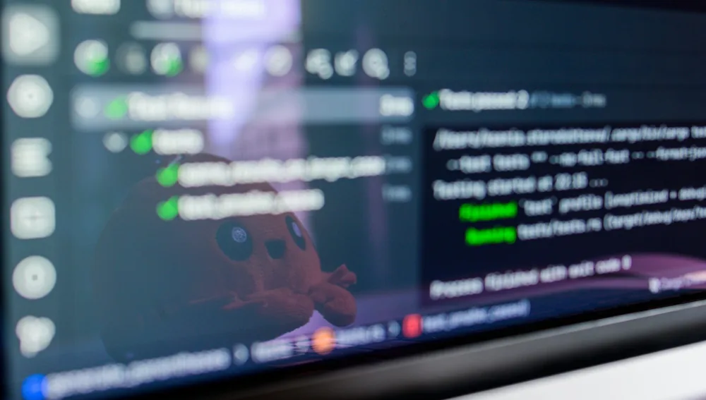 Layar laptop menampilkan percakapan AI agent yang menangani tugas bisnis otomatis