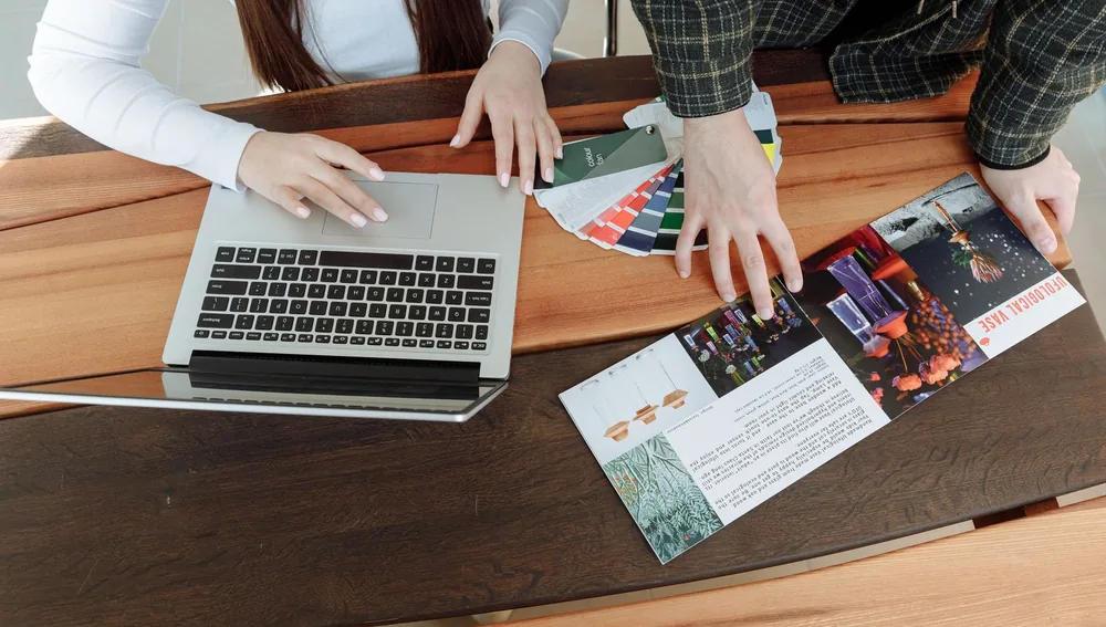 Laptop di atas meja untuk bekerja membuat konten kreatif brand
