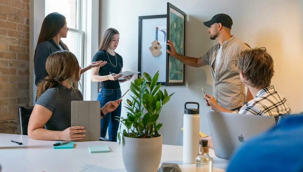 Creative Agency Surabaya vs Digital Agency: Bedanya & Mana yang Anda Butuhkan