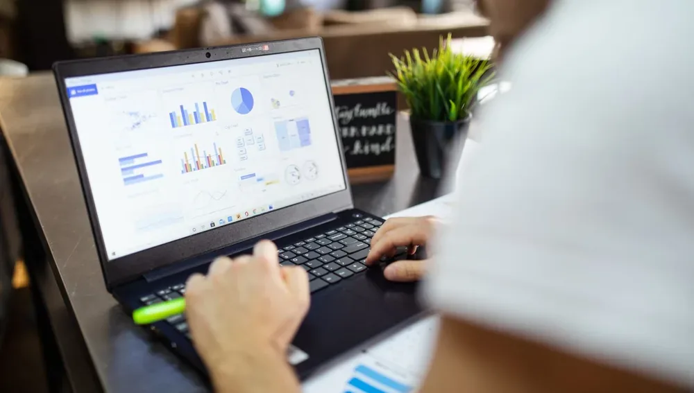 Digital Marketing Surabaya: orang bekerja dengan laptop menganalisis data strategi pemasaran
