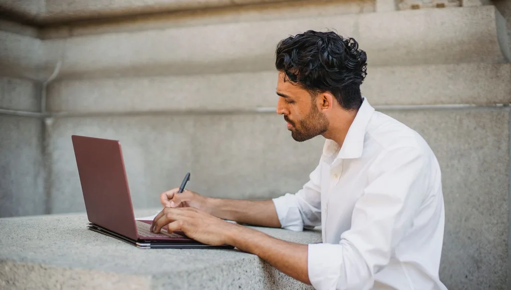 Laptop menampilkan hasil pencarian Google untuk layanan rumah sakit