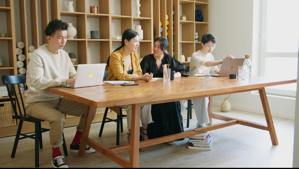 Digital Agency vs Freelancer vs In-house - ilustrasi digital agency vs freelancer