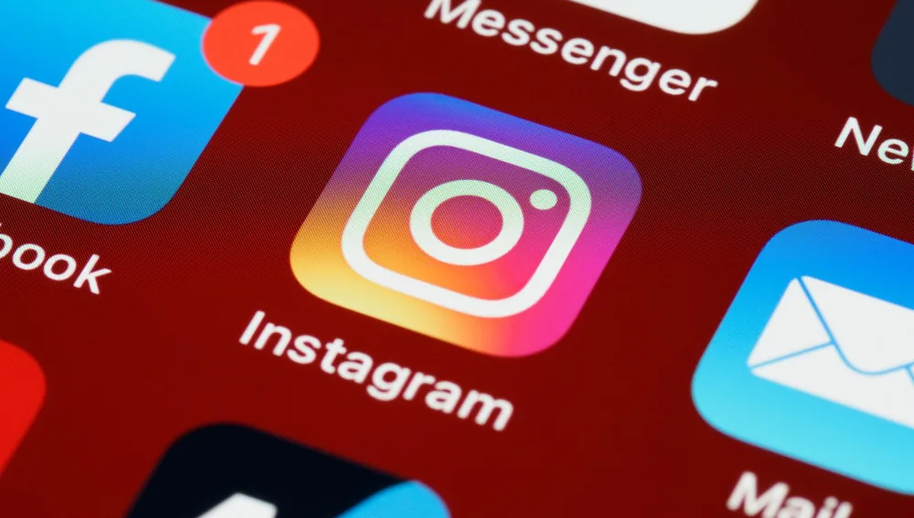 Ikon aplikasi Instagram di layar ponsel, gambaran konten edukasi kesehatan untuk membangun kepercayaan pasien