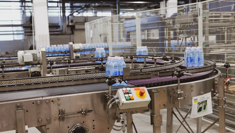 Lini produksi di pabrik manufaktur, ilustrasi marketing industri untuk bisnis B2B