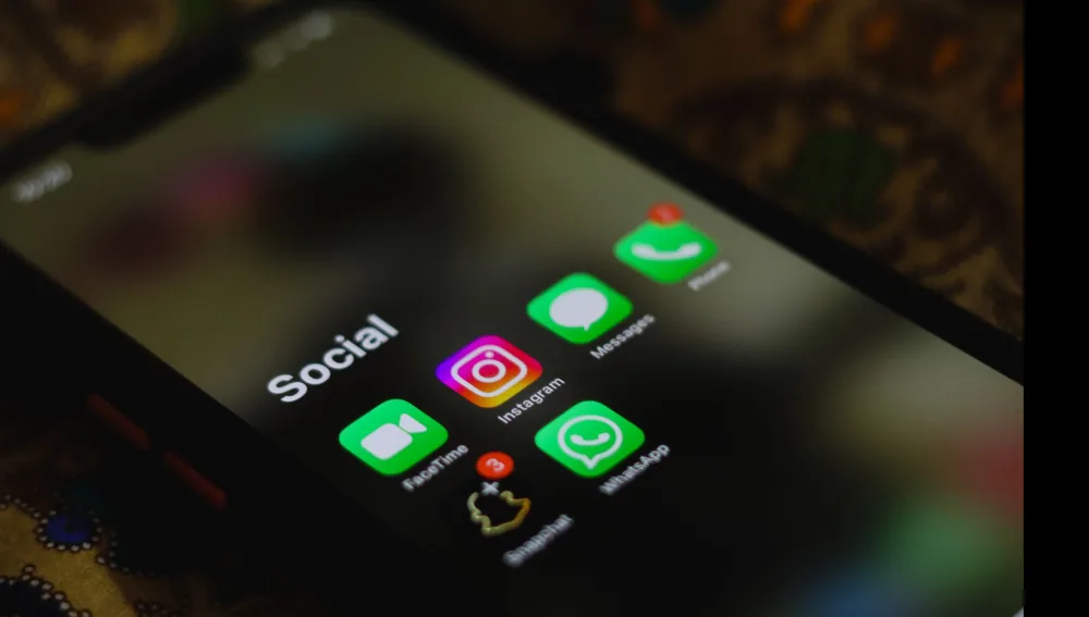 Aplikasi media sosial di layar ponsel, ilustrasi promosi apartemen lewat media sosial