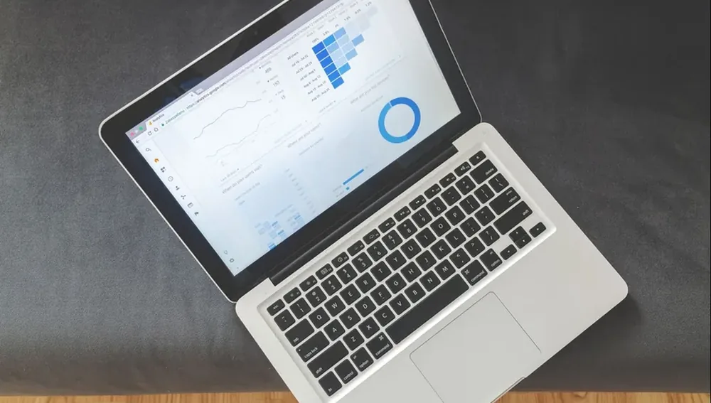 Laptop menampilkan grafik data, ilustrasi SEO properti untuk listing yang ditemukan per lokasi