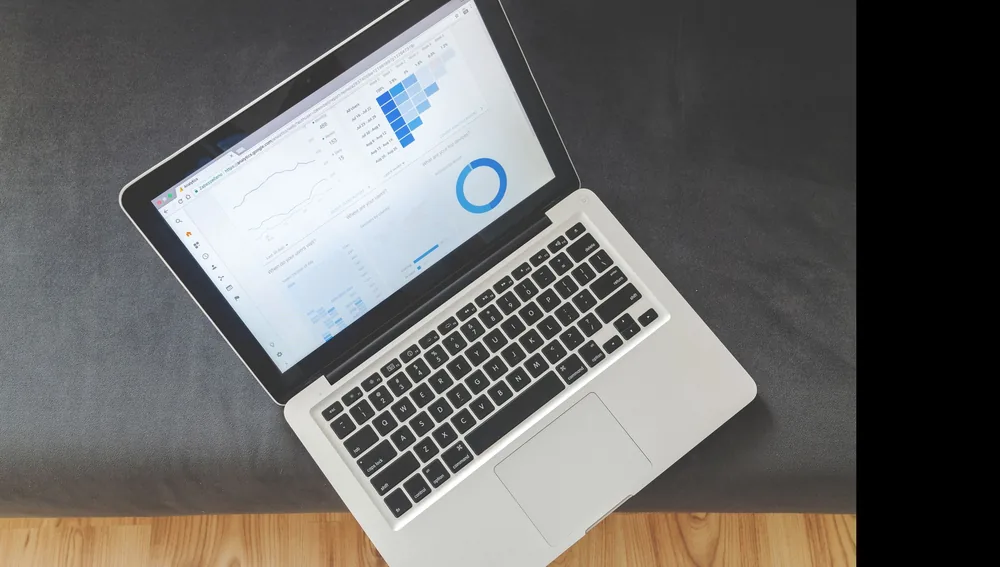Laptop menampilkan grafik data, ilustrasi SEO properti untuk listing yang ditemukan per lokasi