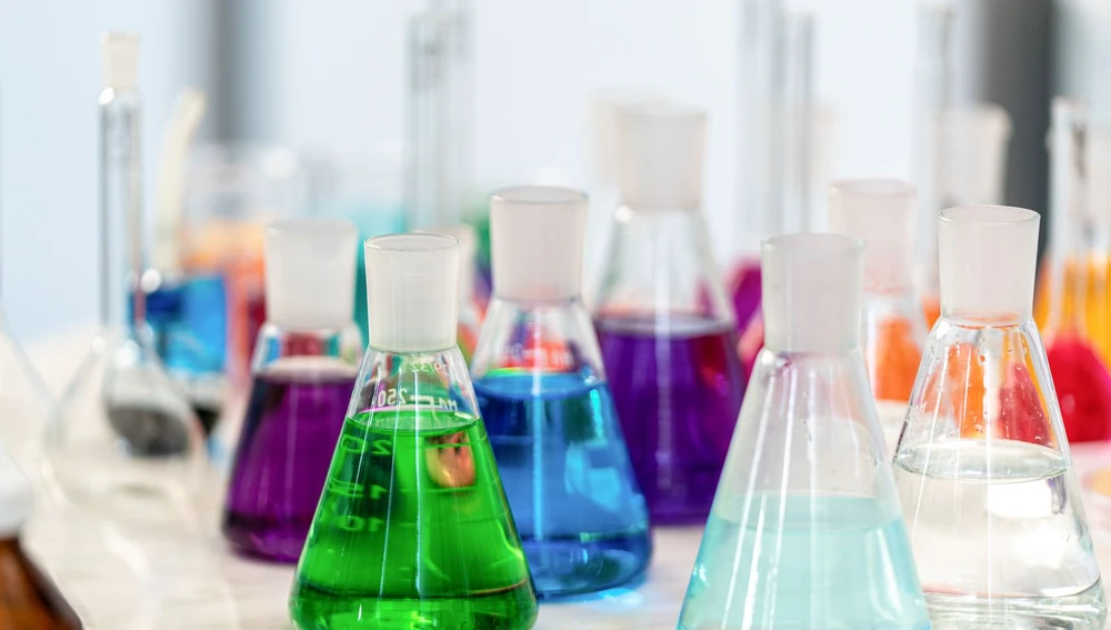 Cairan kimia berwarna dalam gelas laboratorium