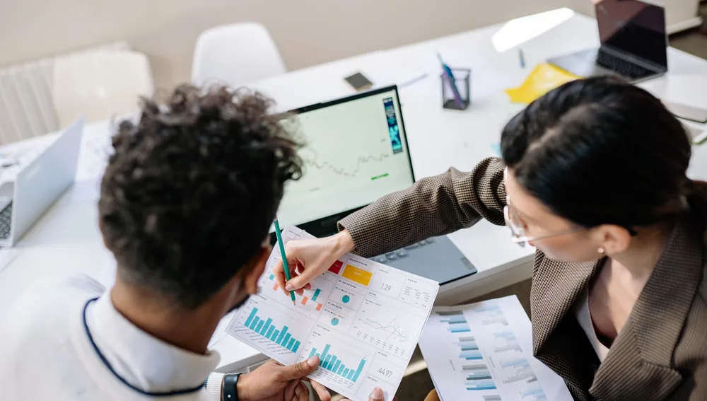 Tenaga medis menganalisis data pemasaran, gambaran strategi digital marketing rumah sakit dan klinik