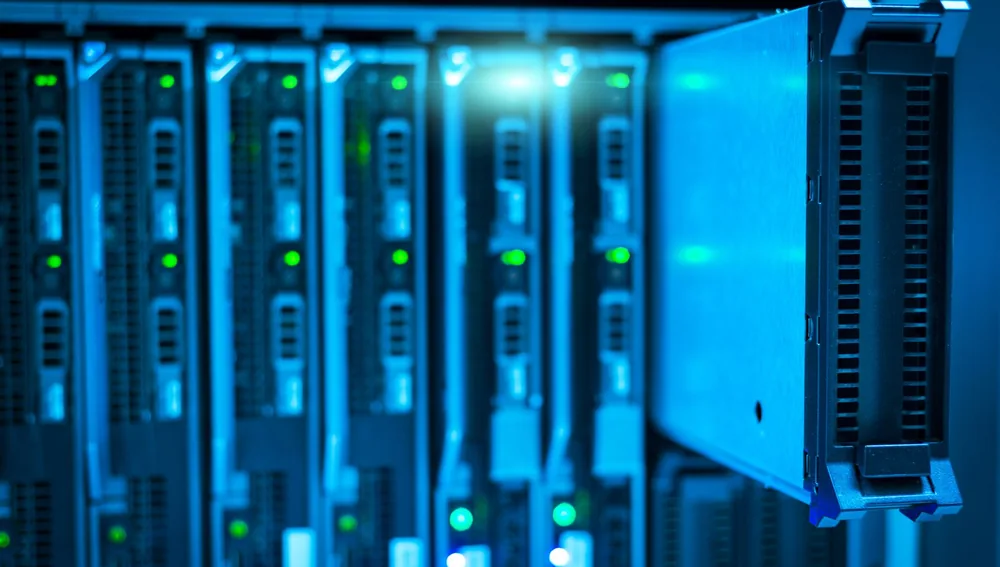 Rak server di data center, gambaran proses migrasi website ke server baru tanpa kehilangan peringkat
